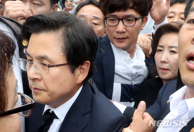 【광주=뉴시스】 박영태 기자 = 자유한국당 황교안 대표와 나경원 원내대표가 18일 오전 제39주년 5.18민주화운동 기념식이 열린 광주광역시 북구 국립 5.18민주 묘지에 도착해 5.18단체와 시민단체의 항의를 받으며 기념식장으로 향하고 있다. 2019.05.18.since1999@newsis.com