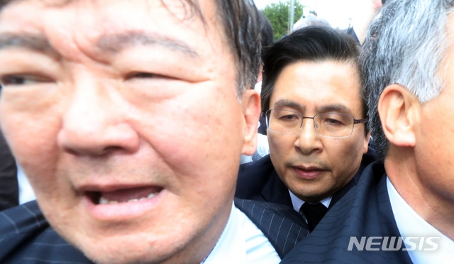 【광주=뉴시스】 박영태 기자 = 자유한국당 황교안 대표가 18일 오전 제39주년 5.18민주화운동 기념식이 열린 광주광역시 북구 국립 5.18민주 묘지에 도착해 5.18단체와 시민단체의 항의를 받으며 기념식장으로 향하고 있다. 2019.05.18.&nbsp; since1999@newsis.com