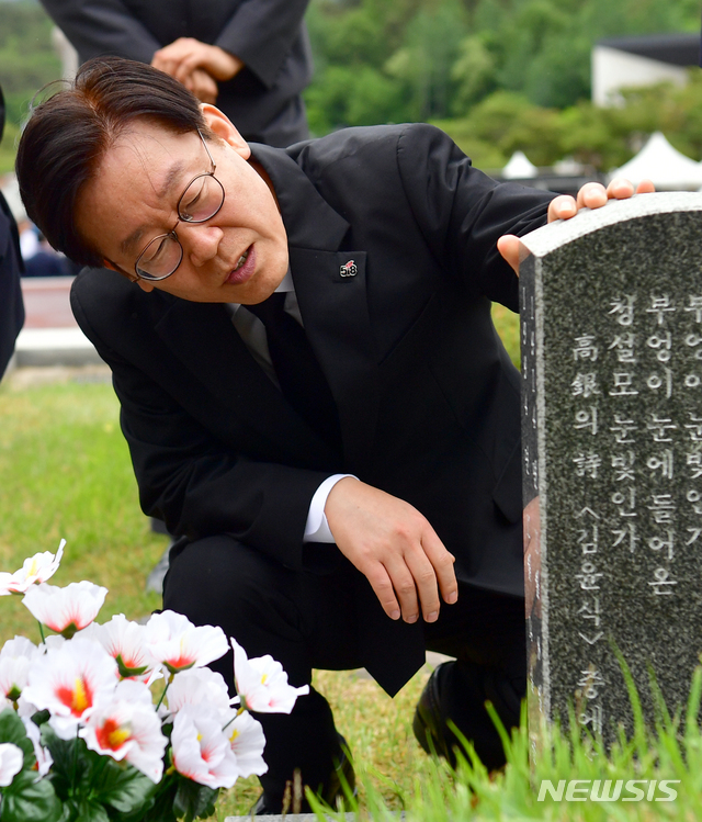 【광주=뉴시스】류형근 기자 = '오월 광주, 정의로운 대한민국'을 주제로 제39주기 5·18민주화운동 기념식이 18일 오전 광주 북구 운정동 국립5·18민주묘지에서 열린 가운데 이재명 경기도지사가 참배를 하고 있다. 2019.05.18 hgryu77@newsis.com