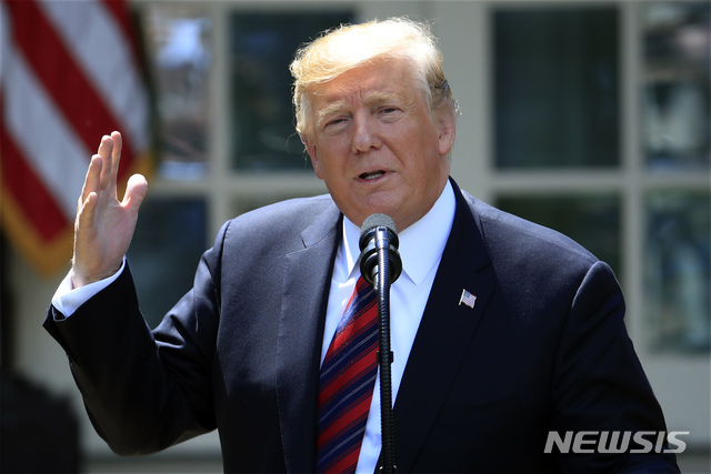 【워싱턴=AP/뉴시스】도널드 트럼프 미국 대통령은 18일(현지시간) 트위터에 "나는 강력한 낙태반대론자(Pro-Life)"라고 했다. 그러나 "강간, 근친상간, 임산부의 목숨이 위험한 상황은 제외다"라고 조건을 붙였다. 사진은 16일 백악관에서 연설 중인 트럼프 대통령. 2019.05.19.
