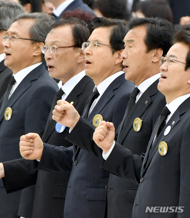 【광주=뉴시스】류형근 기자 = '오월 광주, 정의로운 대한민국'을 주제로 제39주기 5·18민주화운동 기념식이 18일 오전 광주 북구 운정동 국립5·18민주묘지에서 열린 가운데 자유한국당 황교안 대표가 '임을 위한 행진곡'을 부르고 있다. 2019.05.18 hgryu77@newsis.com