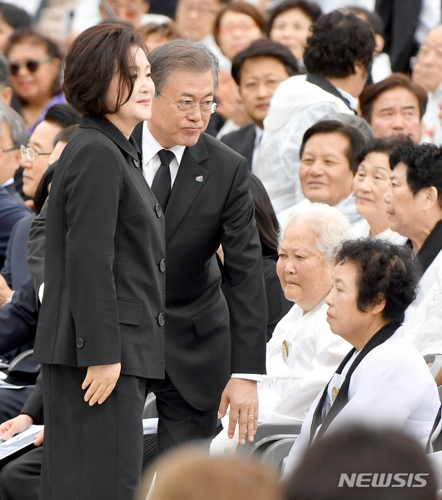 【광주=뉴시스】류형근 기자 = 문재인 대통령 내외가 '오월 광주, 정의로운 대한민국'을 주제로 열린 제39주기 5·18민주화운동 기념식에 참석한 가운데 유족과 악수를 하고 있다. 2019.05.18 hgryu77@newsis.com