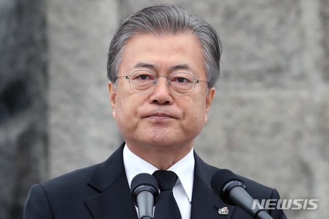 【광주=뉴시스】박진희 기자 = 문재인 대통령이 18일 오전 광주 북구 국립5·18민주묘지에서 열린 '제39주년 5·18민주화운동 기념식' 기념사 발언중 복받치는 마음을 추스리고 있다. 2019.05.18.&nbsp; pak7130@newsis.com