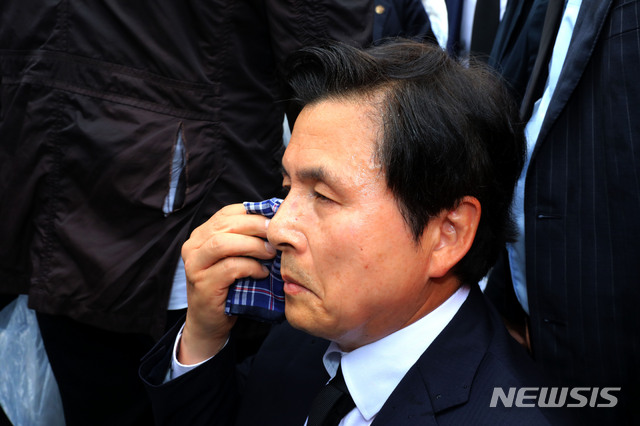 【광주=뉴시스】박진희 기자 = 황교안 자유한국당 대표가 18일 오전 광주 북구 국립5·18민주묘지에서 열린 '제39주년 5·18민주화운동 기념식'에 참석하여 땀방울을 닦으며 한숨을 돌리고 있다. 2019.05.18.&nbsp; pak7130@newsis.com