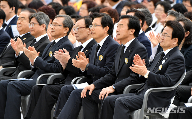 【광주=뉴시스】류형근 기자 = '오월 광주, 정의로운 대한민국'을 주제로 제39주기 5·18민주화운동 기념식 18일 오전 광주 북구 운정동 국립5·18민주묘지에서 열린 가운데 자유한국당 황교안 대표 등이 박수를 치고 있다. 2019.05.18 hgryu77@newsis.com