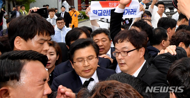 【광주=뉴시스】신대희 기자 = 18일 오전 광주 북구 운정동 국립5·18민주묘지 39주기 기념식장에 참석하는 황교안 자유한국당 대표가 일부 시민들의 거센 항의를 받고 있다. 2019.05.18. sdhdream@newsis.com