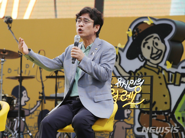 【서울=뉴시스】김진아 기자 = 18일 오후 서울 광화문광장에서 열린 고 노무현 대통령 서거 10주기 시민문화제에서 유시민 노무현재단 이사장이 토크콘서트를 하고 있다. 2019.05.18.&nbsp; bluesoda@newsis.com