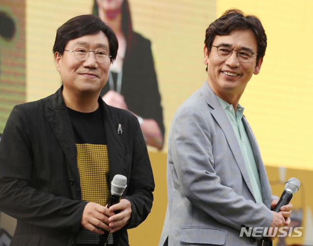 【서울=뉴시스】김진아 기자 = 18일 오후 서울 광화문광장에서 열린 고 노무현 대통령 서거 10주기 시민문화제에서 유시민 노무현재단 이사장과 양정철 민주연구원장이 토크콘서트를 하기 위해 입장하고 있다. 2019.05.18.&nbsp; bluesoda@newsis.com