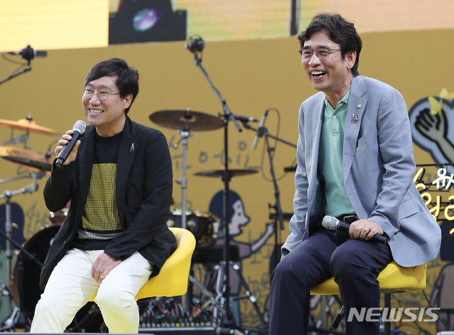 【서울=뉴시스】김진아 기자 = 18일 오후 서울 광화문광장에서 열린 고 노무현 대통령 서거 10주기 시민문화제에서 유시민 노무현재단 이사장과 양정철 민주연구원장이 토크콘서트를 하고 있다. 2019.05.18.&nbsp; bluesoda@newsis.com