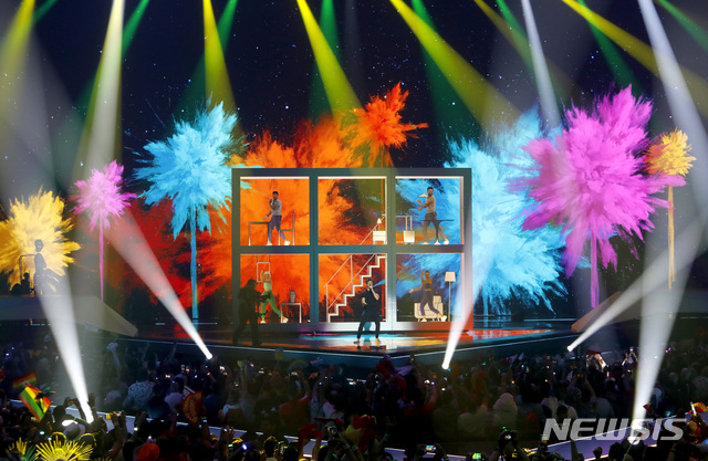 【텔아비브( 이스라엘 )= AP/뉴시스】 18일 열린 텔아비브의 제 64차 유로비전 결승 무대에서 스페인 대표 미키가 "라 벤다"를 열창하고 있다.&nbsp;&nbsp; 