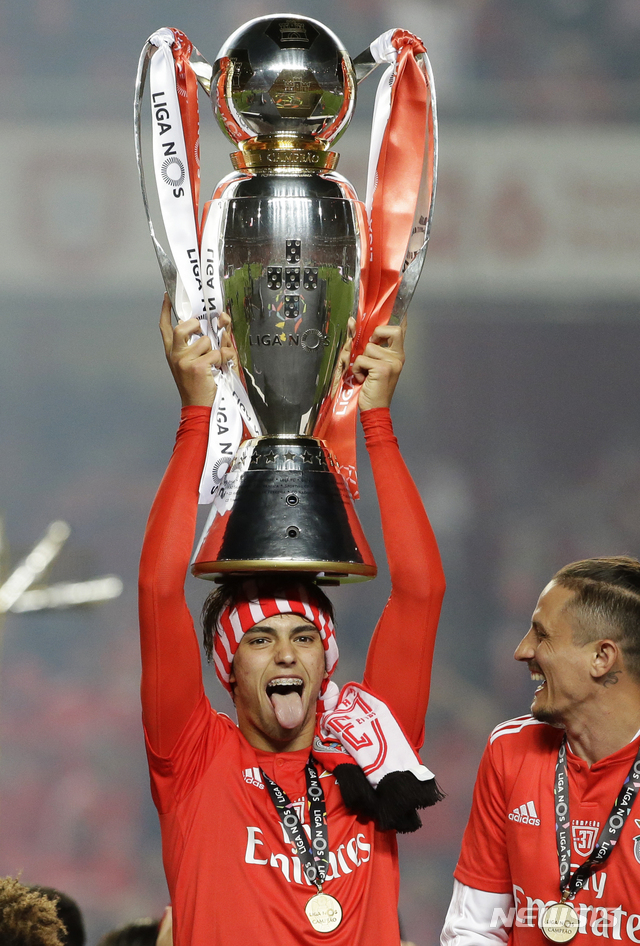 【리스본(포르투갈)=AP/뉴시스】 주앙 펠릭스가 프리메이라리가 우승컵을 들고 기뻐하고 있다.