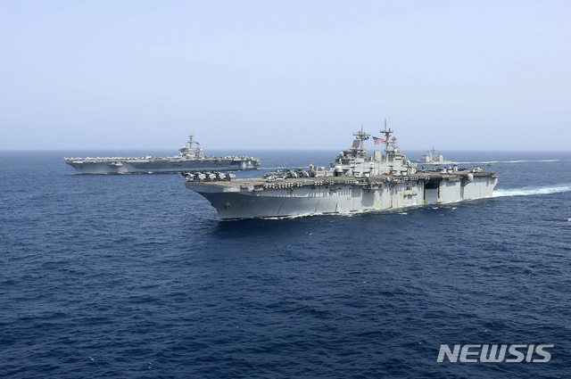 【아라비아해=AP/뉴시스】미 해군은 지난 17~18일(현지시간) 아라비아해에서 에이브러햄 링컨 항모전단(ABECSG)과 키어사지 상륙강습전단, 해병 22원정대가 합동 훈련을 벌였다고 19일 발표했다. 사진은 와스프급 강습상륙함 키어사지함(오른쪽)이 17일 아라비아해에서 니미츠급 항공모함 에이브러햄 링컨함과 함께 항해하고 있는 모습. 2019.05.20