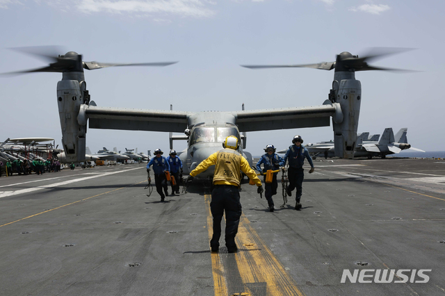 【아라비아해=AP/뉴시스】미 해군은 지난 17~18일(현지시간) 아라비아해에서 에이브러햄 링컨 항모전단(ABECSG)과 키어사지 상륙강습전단, 해병 22원정대가 합동 훈련을 벌였다고 19일 발표했다. 사진은 17일 니미츠급 항공모함 에이브러햄 링컨함에서 수직이착륙기 MV-22 오스프리가 훈련을 하고 있다. 2019.05.20 