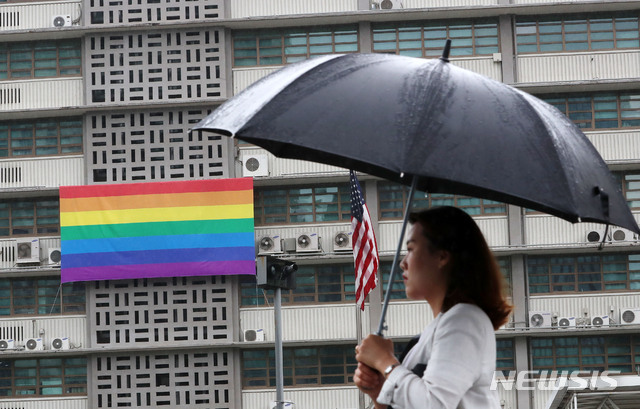 【서울=뉴시스】박주성 기자 = 19일 오전 서울 종로구 주한미국대사관에 성소수자를 상징하는 무지개 현수막이 걸려 있다. 2019.05.19.&nbsp; park7691@newsis.com