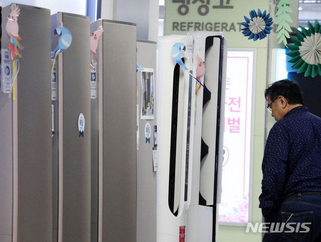 【서울=뉴시스】박주성 기자 = 5월에 초여름 더위로 여름 상품 매출이 급증하고 있다. 이마트에 따르면 지난해 에어컨 대란 등에 대한 학습효과로 에어컨을 미리 구매하려는 고객이 늘면서 에어컨 매출은 지난해 같은 기간에 비해 62% 증가했으며, 에어컨 보조 가전으로 등극한 써큘레이터는 104% 늘었다고 밝혔다. 사진은 19일 오전 서울 한 대형마트에서 고객들이 에어컨을 보고 있는 모습. 2019.05.19. park7691@newsis.com
