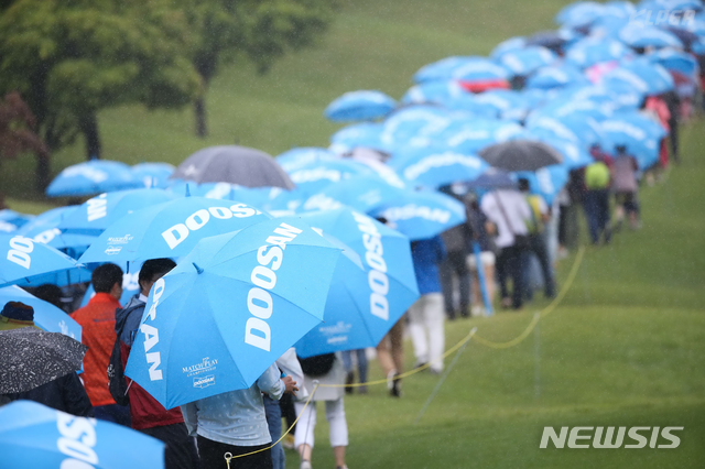 우산 쓴 갤러리들. (사진=KLPGA/박준석 제공) 