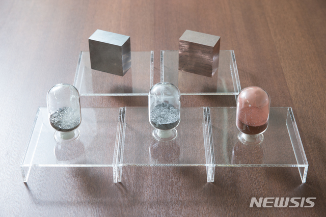 【서울=뉴시스】메탈 하이브리드 방열소재 시제품 2종과 분말 3종. 왼쪽 상단부터 시계방향으로 Al계, Cu계 방열소재 시제품 및 Cu계, Al계, Ag계 방열소재 분말. (사진/한국생산기술연구원 제공) photo@newsis.com