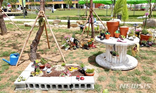 【청주=뉴시스】강신욱 기자 = 20일 충북 청주시 상당구 남일면 청주시농업기술센터 일대 8회 대한민국 도시농업박람회장이 개막 사흘을 앞두고 막바지 준비가 한창이다. 약초허브전시장에는 신발 등을 이용한 약초허브를 전시하고 있다. 2019.05.20. ksw64@newsis.com