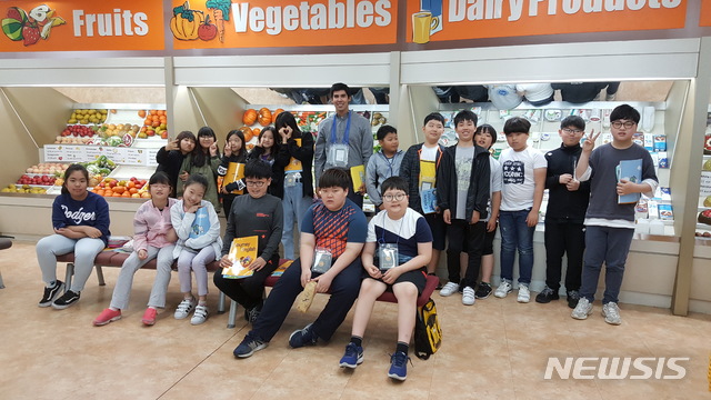 【청도=뉴시스】 강병서 기자=청도군 관내 초등학교 5학년 학생 174명이 20일부터 4박5일 일정으로 대구경북영어마을에서 실시하는 영어체험학습에 참가했다. 2019.05.20. (사진=청도군 제공) photo@newsis.com