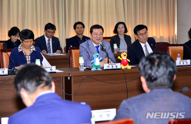 【광주=뉴시스】맹대환 기자 = 이용섭 광주시장이 20일 오전 시청 중회의실에서 문화마을 조성 용역 보고회의를 주재하고 있다. 2019.05.20 (사진=광주시 제공)mdhnews@newsis.com