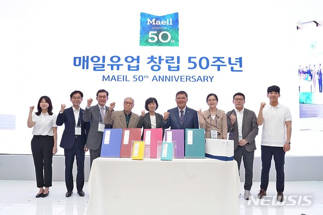 【서울=뉴시스】지난 17일 전북 고창의 상하농원 파머스빌리지에서 열린 '매일유업 창립 50주년 기념식'에서 김정완 매일홀딩스 회장(오른쪽에서 네 번째), 김선희 매일유업 당시 사장(가운데)을 비롯해 전현직 임직원들이 기념촬영을 하고 있다. 2019.5.20(사진=매일유업 제공) photo@newsis.com