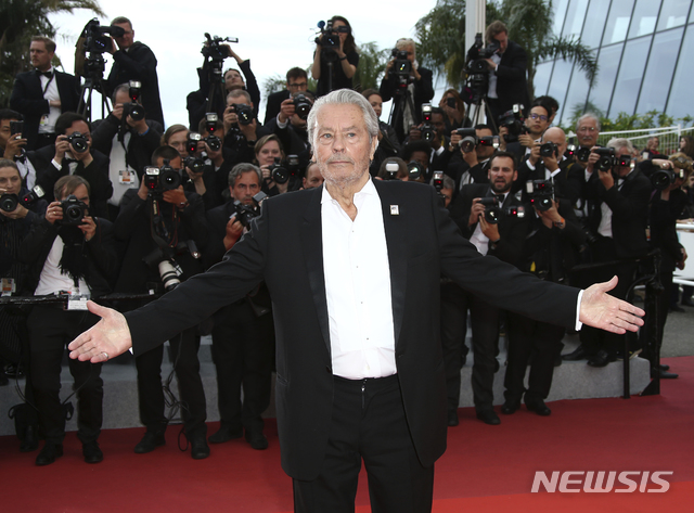 【칸=AP/'뉴시스】 프랑스 영화 배우 알랭 드롱(83)이&nbsp; 5월19일 프랑스 칸에서 열린 제72회 칸 영화제에서 영화 '어 히든 라이프' 시사회장에 도착했다. 2019.08.09. 