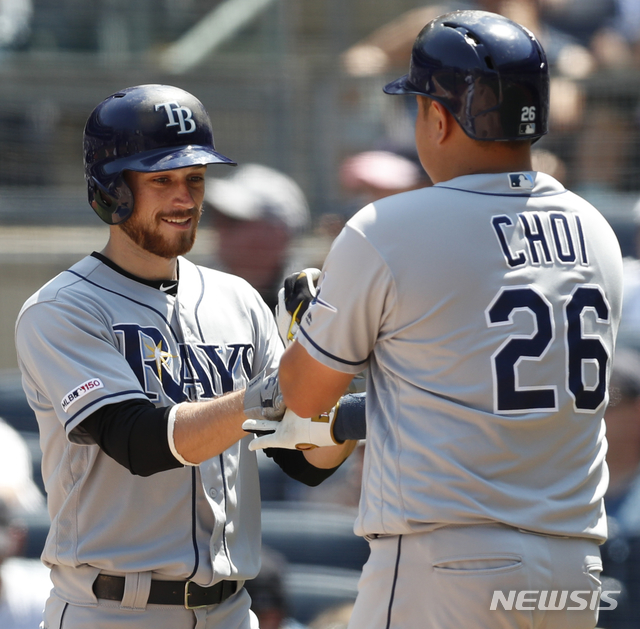 【뉴욕=AP/뉴시스】 탬파베이 레이스의 최지만(사진 오른쪽)이 20일(한국시간) 미국 뉴욕주 브롱스의 양키스타디움에서 열린 2019 메이저리그(MLB) 뉴욕 양키스와의 경기에서 3회초 홈런을 때려낸 브랜던 로우를 축하해주고 있다.