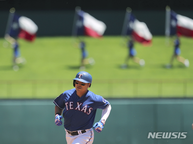 【알링턴=AP/뉴시스】 텍사스 레인저스의 추신수가 20일(한국시간) 미국 텍사스주 알링턴의 글로브 라이프 파크에서 열린 2019 메이저리그(MLB) 세인트루이스 카디널스와의 경기에서 1번 타자 겸 좌익수로 선발 출전, 1회말 솔로 홈런을 때려낸 뒤 그라운드를 돌고 있다. 