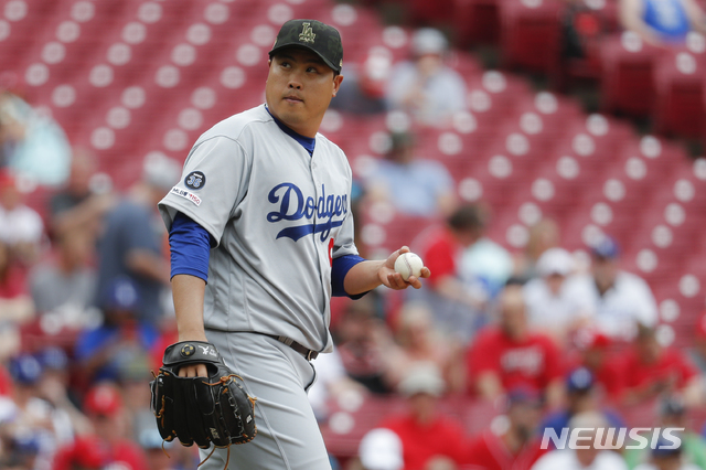 【신시내티=AP/뉴시스】LA 다저스 류현진이 19일(현지시간) 미 오하이오주 신시내티 그레이트 아메리칸볼파크에서 열린 2019 메이저리그 신시내티 레즈와의 원정 경기에 선발 등판해 1회 투구할 준비를 하고 있다. 류현진은 7이닝 5피안타 5탈삼진 1볼넷 무실점으로 호투해 팀의 8-3 승리를 이끌어 시즌 6승째를 올렸다. 2019.05.20.