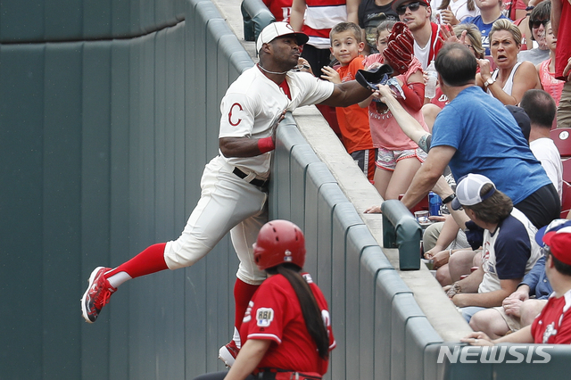 【신시내티(미국)=AP/뉴시스】 야시엘 푸이그(신시내티 레즈)가 20일(한국시간) 미국 오하이오주 신시내티의 그레이트 아메리칸 볼파크에서 열린 2019 메이저리그(MLB) LA 다저스와의 경기에서 6회초 류현진의 타구를 잡아내고 있다. 