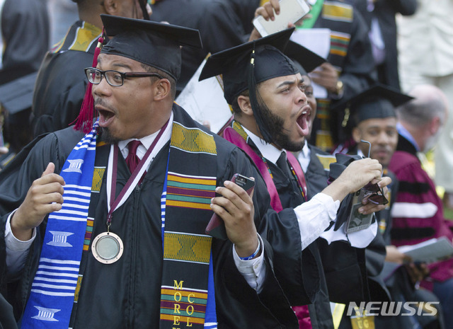 【애틀랜타=AP/뉴시스】미국 억만장자 로버트 스미스가 19일(현지시간) 조지아주 애틀란타 소재 모어하우스 컬리지 졸업식 축사 중 올해 졸업생들의 학자금 융자액 전액을 자신이 갚아주겠다고 약속하자 졸업생들이 환호하고 있다. 2019.05.20 