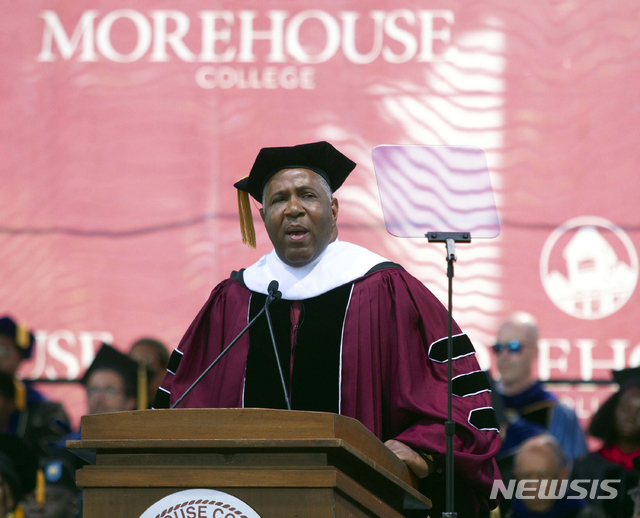 【애틀랜타=AP/뉴시스】미국 억만장자 로버트 스미스가 19일(현지시간) 조지아주 애틀란타 소재 모어하우스 컬리지 졸업식 축사 중 올해 졸업생들의 학자금 융자액 전액을 자신이 갚아주겠다고 약속하고 있다. 2019.05.20 
