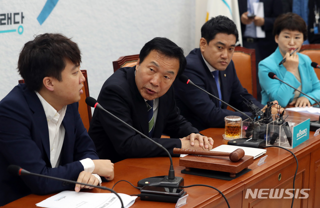 【서울=뉴시스】고승민 기자 = 20일 서울 여의도 국회에서 열린 바른미래당 제98차 최고위원회의에서 정책위의장 등 당직자 임명 관련 손학규 대표와 오신환 원내대표, 이준석, 권은희 최고위원 등 위원들이 잠시 언쟁을 하고 있다. 2019.05.17. kkssmm99@newsis.com