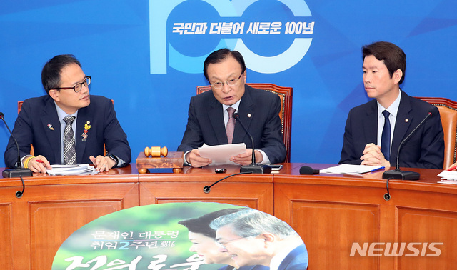 【서울=뉴시스】이종철 기자 = 20일 서울 여의도 국회에서 열린 민주당 최고위원회의에서 이해찬 대표가 모두발언을 하고 있다. 2019.05.20. jc4321@newsis.com