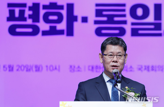 【서울=뉴시스】최동준 기자 = 김연철 통일부 장관이 20일 서울 중구 대한상공회의소에서 국제회의실에서 열린 통일교육주간 개막식에서 인사말을 하고 있다. 2019.05.20. photocdj@newsis.com