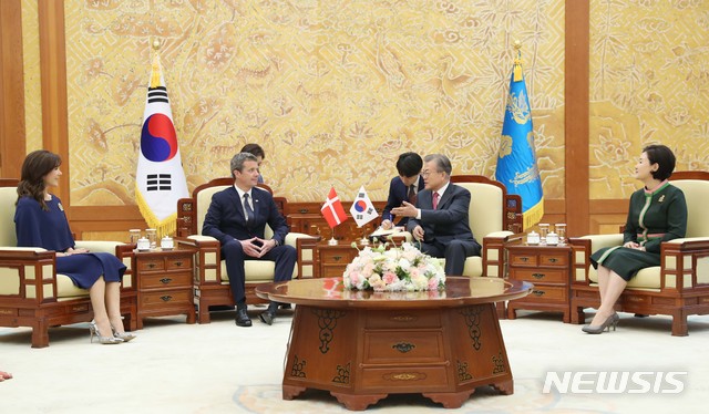 【서울=뉴시스】박진희 기자 = 문재인 대통령과 부인 김정숙 여사가 20일 청와대 본관에서 한-덴마크 수교 60주년을 기념해 공식 방한한 프레데릭 덴마크 왕세자와 메리 왕세자비를 접견하고 있다. 2019.05.20. pak7130@newsis.com