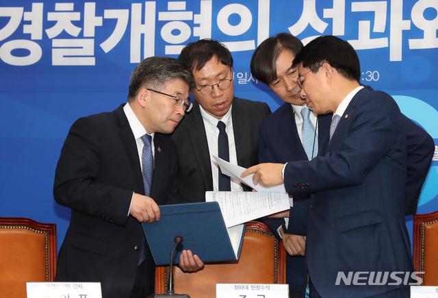 【서울=뉴시스】고승민 기자 = 20일 서울 여의도 국회에서 열린 경찰개혁의 성과와 과제 당정청 협의가 끝난 뒤 조국 청와대 민정수석, 민갑룡 경찰청장, 조정식 민주당 정책위의장이 자료를 검토하며 대화하고 있다. 2019.05.20.kkssmm99@newsis.com