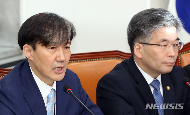 【서울=뉴시스】이종철 기자 = 지난 20일 서울 여의도 국회에서 열린 민주당 경찰개혁의 성과와 과제 당정청협의에서 조국(왼쪽) 청와대 민정수석이 발언하고 있다. 오른쪽은 민갑룡 경찰청장. 2019.05.20. jc4321@newsis.com