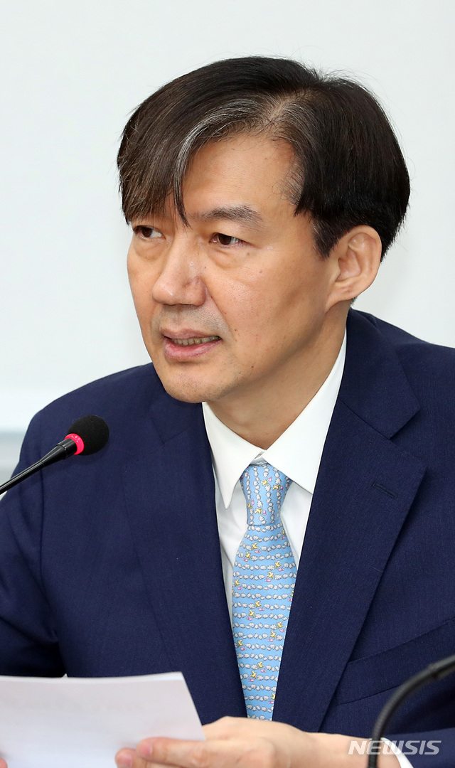 【서울=뉴시스】이종철 기자 = 20일 서울 여의도 국회에서 열린 민주당 경찰개혁의 성과와 과제 당정청협의에서 조국 청와대 민정수석이 발언하고 있다. 2019.05.20. jc4321@newsis.com