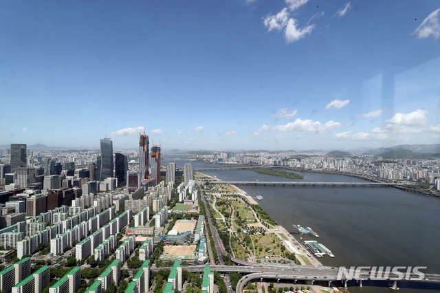 【서울=뉴시스】김병문 기자 = 20일 오전 서울 영등포구 63빌딩 전망대에서 바라본 도심 위로 파란하늘이 보이고 있다. 2019.05.20.&nbsp;&nbsp; dadazon@newsis.com