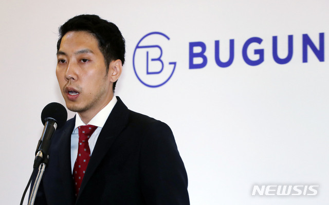 【서울=뉴시스】홍효식 기자 = '곰팡이 호박즙' '명품 카피' '고객 대응 미흡' 등으로 잇따른 논란이 됐던 쇼핑몰 '임블리'의 모회사인 부건에프엔씨 박준성 대표가 20일 오전 서울 금천구 본사에서 화장품·호박즙 제품 안전성과 향후 대책에 대한 공식입장을 밝히고 있다. 2019.05.20. yesphoto@newsis.com