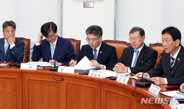 【서울=뉴시스】이종철 기자 = 20일 서울 여의도 국회에서 열린 민주당 경찰개혁의 성과와 과제 당정청협의에서 진영 행정안전부 장관이 발언을 하고 있다. 2019.05.20.&nbsp; jc4321@newsis.com