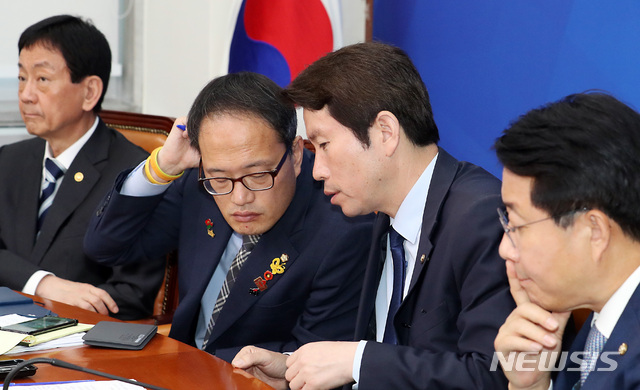 【서울=뉴시스】이종철 기자 = 20일 서울 여의도 국회에서 열린 민주당 경찰개혁의 성과와 과제 당정청협의에서 이인영 원내대표가 박주민 의원과 의견을 나누고 있다. 2019.05.20. jc4321@newsis.com
