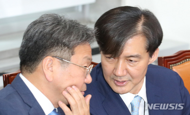 【서울=뉴시스】이종철 기자 = 20일 서울 여의도 국회에서 열린 민주당 경찰개혁의 성과와 과제 당정청협의에서 조국 청와대 민정수석이 강기정 청와대 정무수석과 의견을 나누고 있다. 2019.05.20. jc4321@newsis.com