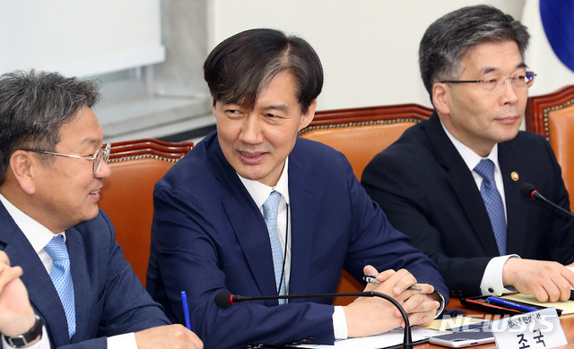 【서울=뉴시스】이종철 기자 = 20일 서울 여의도 국회에서 열린 민주당 경찰개혁의 성과와 과제 당정청협의에서 조국 청와대 민정수석이 강기정 청와대 정무수석과 의견을 나누고 있다. 2019.05.20.&nbsp; jc4321@newsis.com