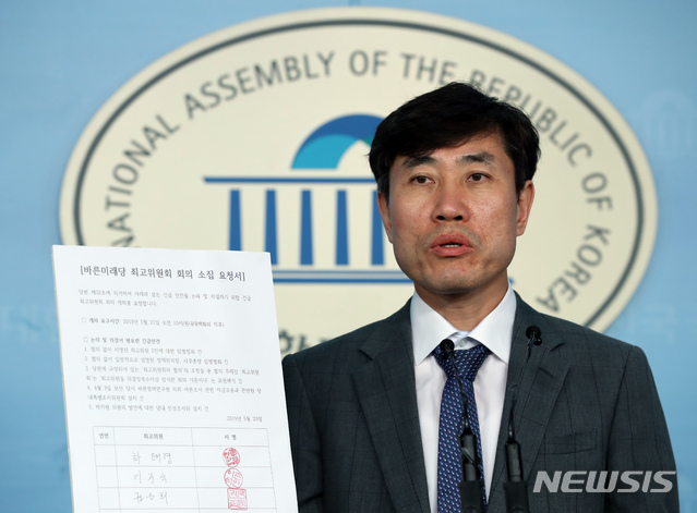 【서울=뉴시스】고승민 기자 = 바른미래당 하태경 최고위원이 20일 서울 여의도 국회에서 '당 긴급 최고위원회 소집 요청을 위한 기자회견'을 하고 있다. 2019.05.20.kkssmm99@newsis.com