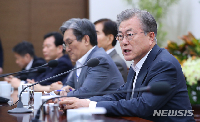 【서울=뉴시스】전신 기자 = 문재인 대통령이 20일 청와대 여민관에서 열린 수석 보좌관·비서관 회의를 주재하고 있다. 2019.05.20.&nbsp; photo1006@newsis.com