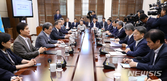 【서울=뉴시스】전신 기자 = 문재인 대통령이 20일 청와대 여민관에서 열린 수석 보좌관·비서관 회의를 주재하고 있다. 2019.05.20. photo1006@newsis.com