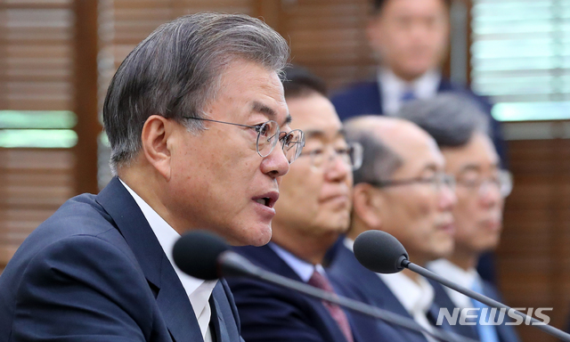 【서울=뉴시스】전신 기자 = 문재인 대통령이 20일 청와대 여민관에서 열린 수석 보좌관·비서관 회의를 주재하고 있다. 2019.05.20. photo1006@newsis.com