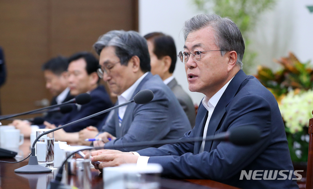 【서울=뉴시스】전신 기자 = 문재인 대통령이 20일 청와대 여민관에서 열린 수석 보좌관·비서관 회의를 주재하고 있다. 2019.05.20.&nbsp; photo1006@newsis.com 